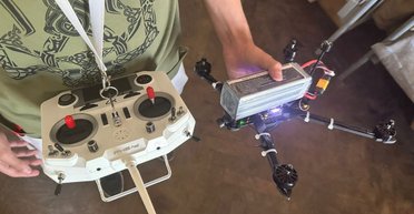 Юний син військового зібрав наддешевий дрон для ЗСУ: допоможе знищувати окупантів (фото)