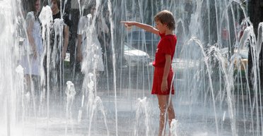 Прогноз погоды на август: когда волна африканской жары до +40 накроет Украину (карта)