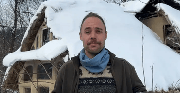 Украинец живет в глиняном доме посреди Карпат: чем он отапливает (фото)