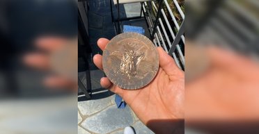 Поставщик Aston Martin предлагает бесплатный ремонт потускневших медалей Олимпиады-2024