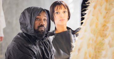 У білій перуці та шубі: Б'янка Цензорі з Каньє Вестом відвідали нічний клуб у Токіо (фото, відео)