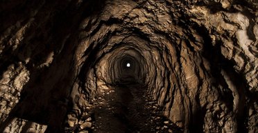 Неожиданный сюрприз. Супруги из США обнаружили под своим домом пещеру (видео)