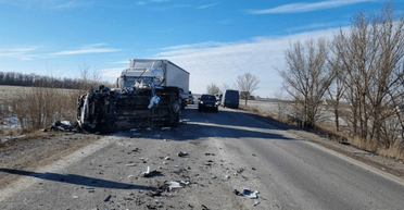 В Днепропетровской области в аварии с фурой погиб военный, который управлял "скорой" (фото)