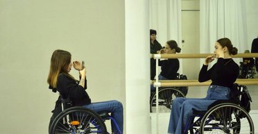 На подіум на кріслі колісному. Як працює перша українська інклюзивна модельна школа