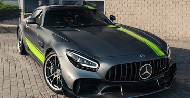 Их выпустили всего 750: в Украину приехал яркий лимитированный суперкар Mercedes (фото)