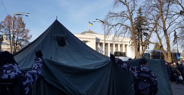 Слезоточивый газ и зеленка. Фоторепортаж: как под Верховной Радой протестуют против рынка земли