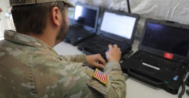 Человечность или эффективность: на какие большие языковые модели следует полагаться армии США