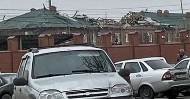 Дрон попал в здание полицейского спецназа в Грозном, есть пострадавшие: что известно (фото)