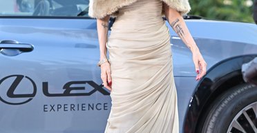 Символізм у кожній деталі: Анджеліна Джолі в сукні кольору шампанського з'явилася на прем'єрі