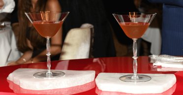 Жінка купила найдорожчий коктейль у світі: скільки він коштує (фото)