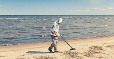 На пляже Ибицы мужчина за один день нашел семь золотых колец (видео)