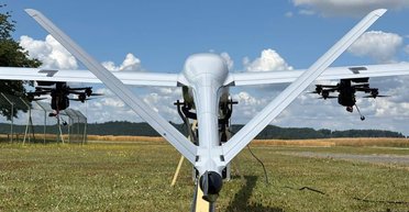 Несет FPV-дроны под крыльями: в сети показали БПЛА Sparta, созданный в Украине (видео)