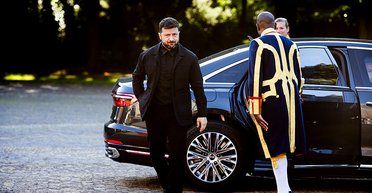 Впервые за время войны с РФ: Зеленский появился на саммите НАТО в черном костюме (видео)