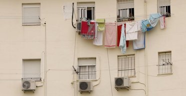 Часть ракеты повисла на бельевой веревке: в Москве жителей смутила работа российской ПВО