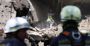 Атака на Київ: рятувальники дістали з-під завалів тіло загиблого