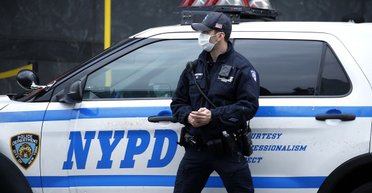 Впервые за 30 лет без жертв стрельбы: полиция Нью-Йорка похвасталась рекордом и тут же поехала на вызов