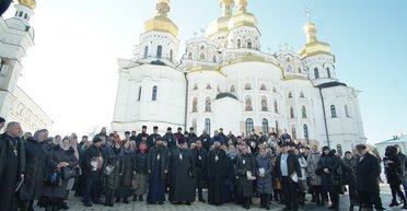 Як одягатися в церкву: Епіфаній розповів, чи обов'язково жінкам бути в хустках та спідницях
