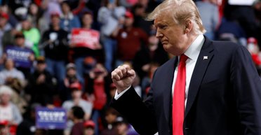 Непотопляемый Трамп: почему рейтинг экс-президента в США растет вопреки череде скандалов