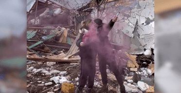 "Не простим": семья из Одессы устроила гендер-пати на руинах своего дома (видео)