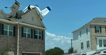 "Не розуміли, що відбувається": у США літак звалився на житловий будинок (фото)