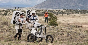 Без рукавів, штанин і в сонячних окулярах: астронавти NASA тестують абсурдні скафандри на Місяць (фото)