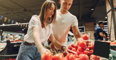 Люблять картоплю і сіль, але ігнорують сир: як харчуються українці у 2023 році