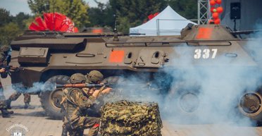 В Беларуси видели военную технику с красными отметками: что это значит