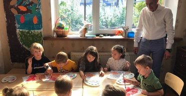 Лучшая реабилитация: в детском саду Житомира работает единственный в Украине ветеран-воспитатель (фото)