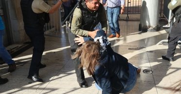 Опозиційну депутатку ледь не вбили бомбою в прямому ефірі (відео)