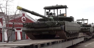 Російські Т-80БВМ на заводі оснащуються модулем "ZИП" для захисту від БПЛА