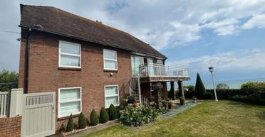 "Нікуди я не поїду": жінка відмовилась покидати свій будинок над величезною прірвою (фото)