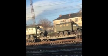 Хотят уничтожить плацдарм ВСУ на Херсонщине: "Атеш" зафиксировал эшелон техники РФ в Крыму (видео)