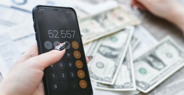 "Ваш счет закрывается". Почему банк может разорвать договор с клиентом и вернет ли деньги