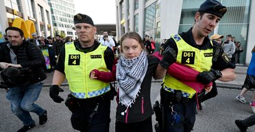 Задержали Грету Тунберг: пропалестинские демонстранты попытались сорвать "Евровидение 2024" (видео)