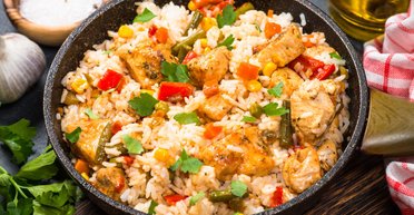 Легкое и питательное блюдо: рецепт риса с овощами и курицей