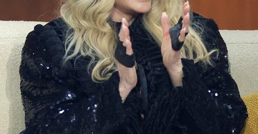 77-річна Шер показала ефектний чорно-білий ансамбль для зими (фото)