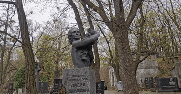 Їх обожнювали мільйони, а тепер забули: блогер показав занедбані могили відомих українців (фото)