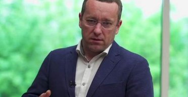 "Слуга народа" на заседании Рады рассматривал в телефоне фото голой девушки