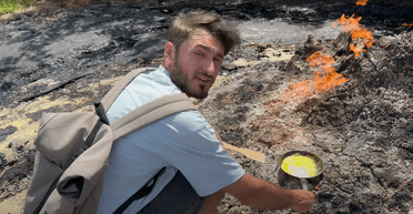 Блогер посмажив яєчню на активному вулкані в Україні: що з цього вийшло (відео)
