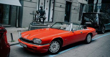 Звезда эпохи диско: в Киеве заметили раритетный спортивный Jaguar (фото)