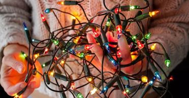 "Це катастрофа": знавець пояснив, чому не можна довго дивитися на новорічні гірлянди