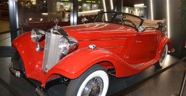 В Киеве организовали выставку раритетных ретро-авто (фото)