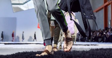 Запятнали репутацию: Prada вляпался в скандал, показав сандалии из коллекции весна-лето 2026