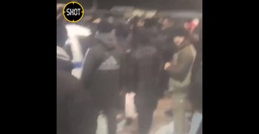 Отбивали водителя с эпилепсией: в Москве 80 мигрантов атаковали двоих правоохранителей (видео)