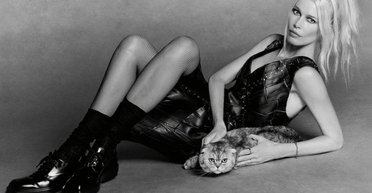 Клаудія Шиффер прикрасила обкладинку глянцю зі своїм котом (фото)