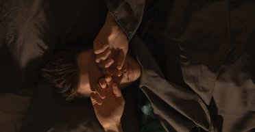 Прочь, тревожные мысли: простая веселая игра в слова поможет заснуть за пять минут (видео)