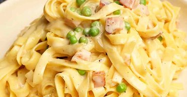 Дуже смачно: паста з горошком і шинкою у вершковому соусі