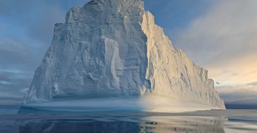 Айсберг как Крещатик: украинские полярники показали уникальную ледовую глыбу