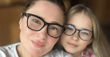 "Непростой маршрут": Елена Мозговая вместе с дочкой выехала из Украины (фото)