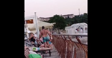 Запахло освобождением: в Крыму мужчина на пляже послал россиян за российским кораблем (видео)